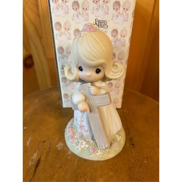 PRECIOUS MOMENTS I BELIEVE IN THE OLD RUGGED CROSS Figurine (8411) - Picture 1 of 7